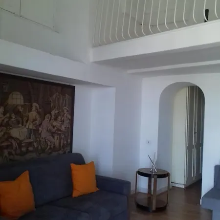 House Efria アパート